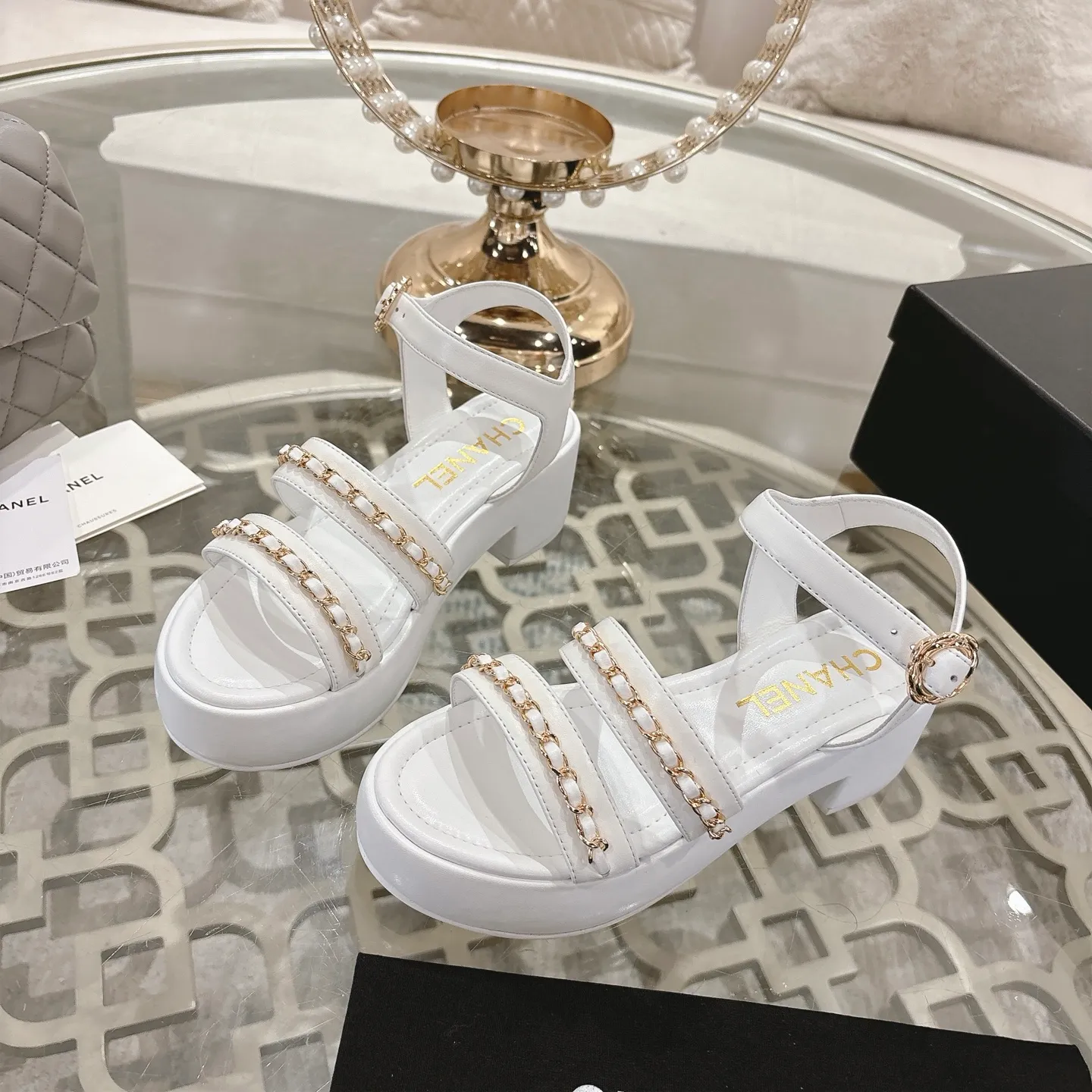 👟👟Ex-factory price 560👟👟Chanel Xiaoxiang 2025ss spring and summer latest catwalk fashion chain decoration top quality! Accurate to 1:1, light luxury without tiring the feet, the upper foot can be matched with spring and summer clothes at will, highlighting texture and taste, simple yet luxurious appearance, even if it is just a pair of sandals, it is definitely a must-have pair in the summer shoe cabinet. Upper: imported lambskin. Lining: imported sheepskin lining. Outsole: original customized outsole. Size: 35-40 (40.41.42 custom-made, non-returnable)